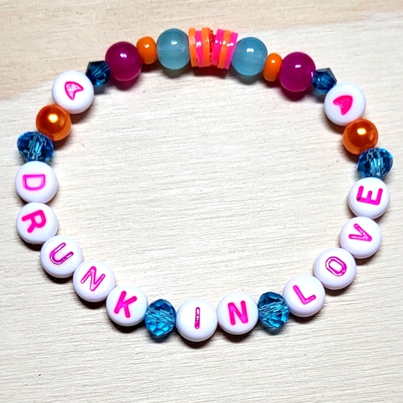 "Track 17!" Taylor Swift Friendship Bracelet - Picture 3 of 4